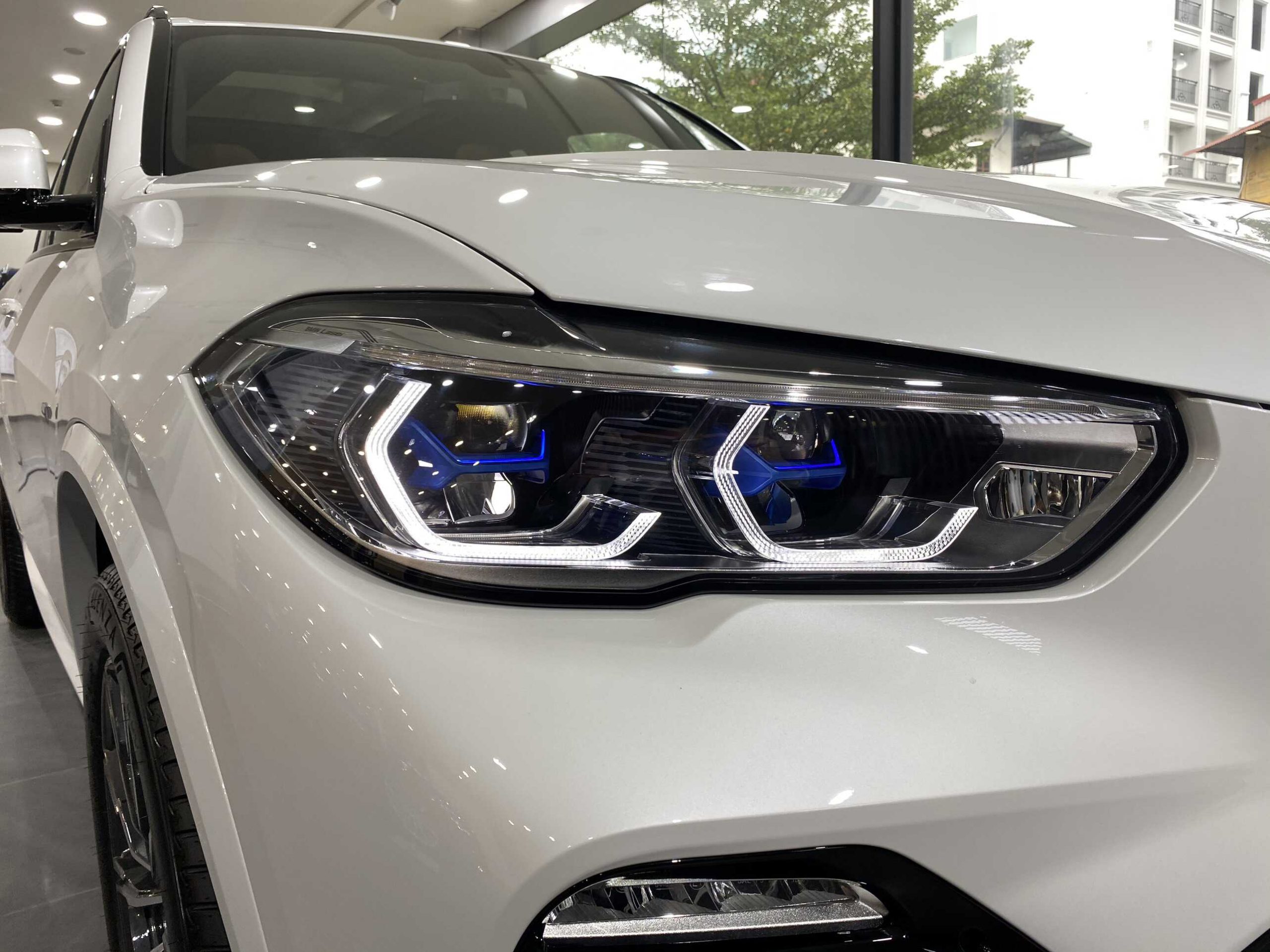 Cụm đèn pha BMW Laserlight nổi bật và sang trọng.
