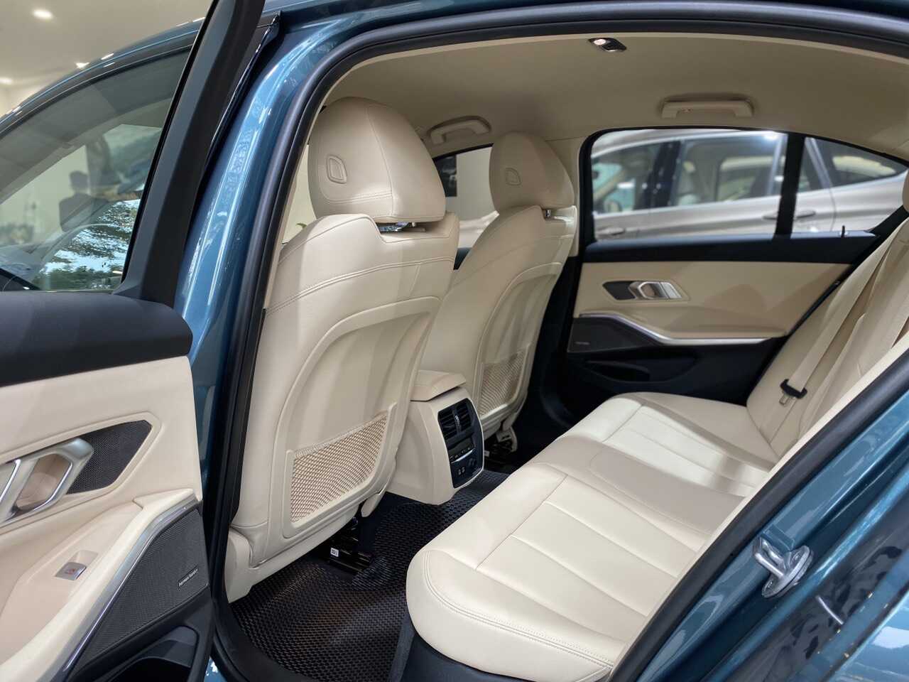 Hàng ghế sau rộng dãi trên BMW 320i Sport Line Plus.