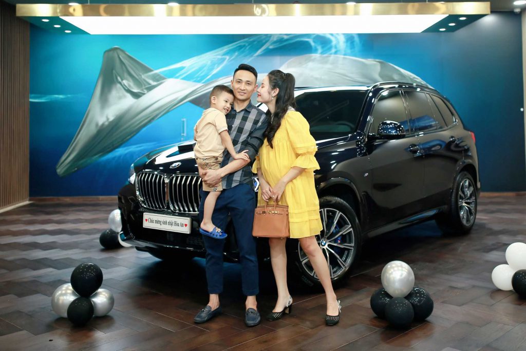 Khoảnh khắc khách hàng nhận xe tại Showroom BMW.
