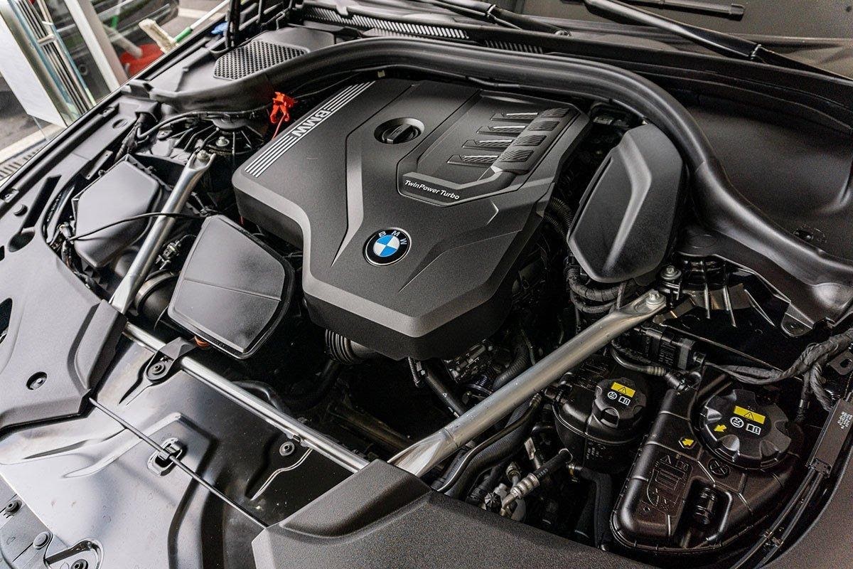 Khoang động cơ BMW 530i 2021