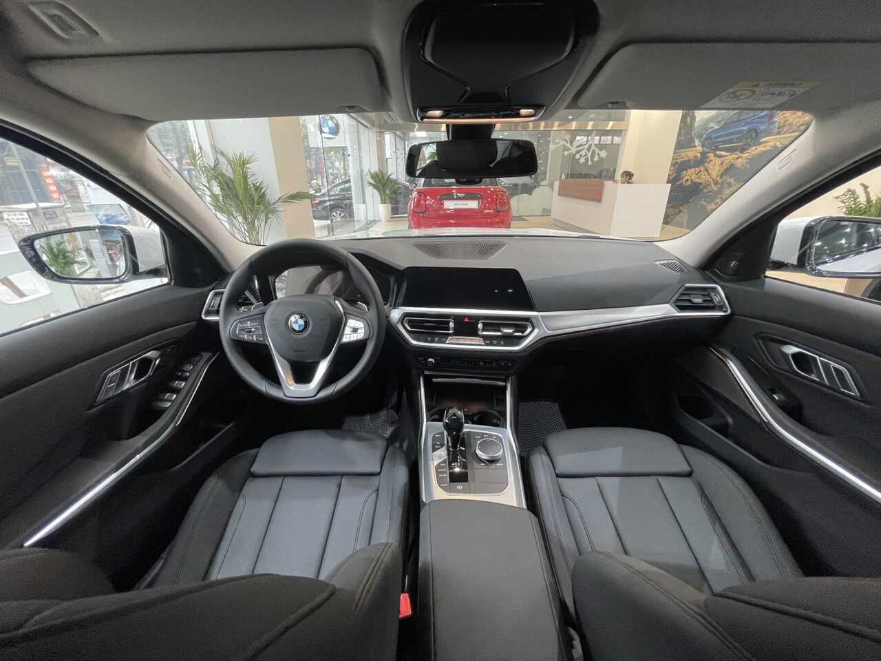Không gian nội thất BMW 320i Sport Line Plus.