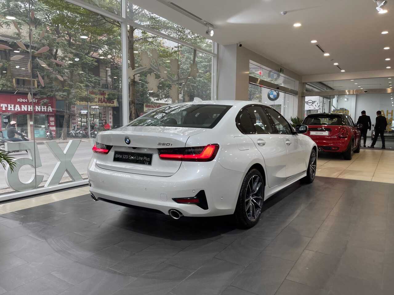 Phần sườn và đuôi xe BMW 320i Sport Line Plus.