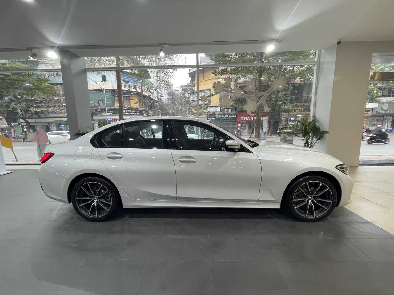 Phần thân xe BMW 320i Sport Line Plus