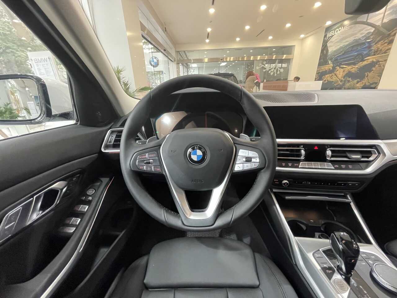 Vô lăng và bảng điều kiển trên BMW 320i Plus.
