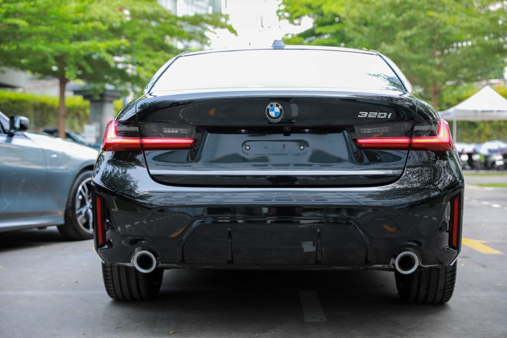 Phần đuôi xe BMW 320i M Sport 2023