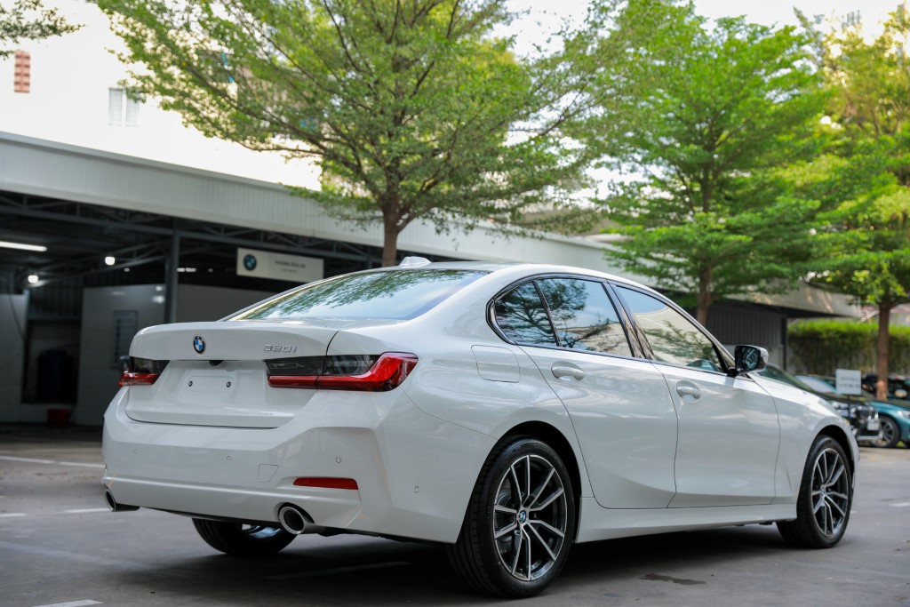  BMW 320i Sport Line LCI 2023 - Precio móvil |  Gran promoción..