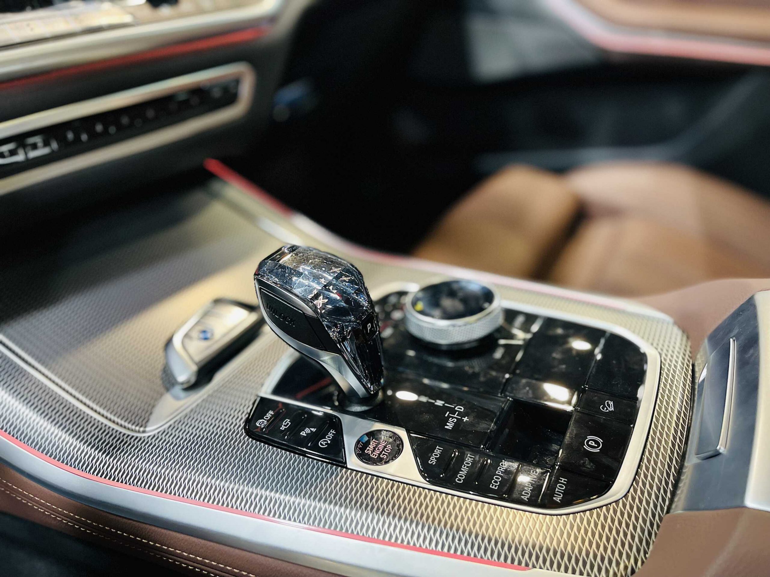 BMW X5 M Sport có 4 chế độ vận hành. trong đó có Adaptive hệ thống lái thích ứng thông minh.