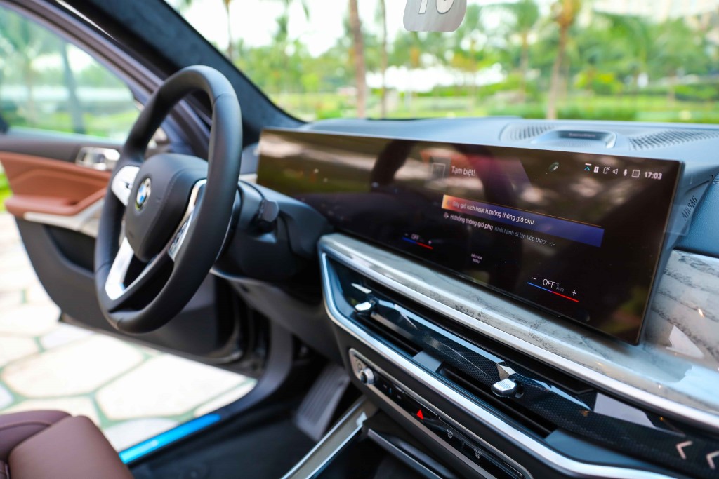 Cụm màn hình mới trên BMW X7 Pure Excellence 2023.