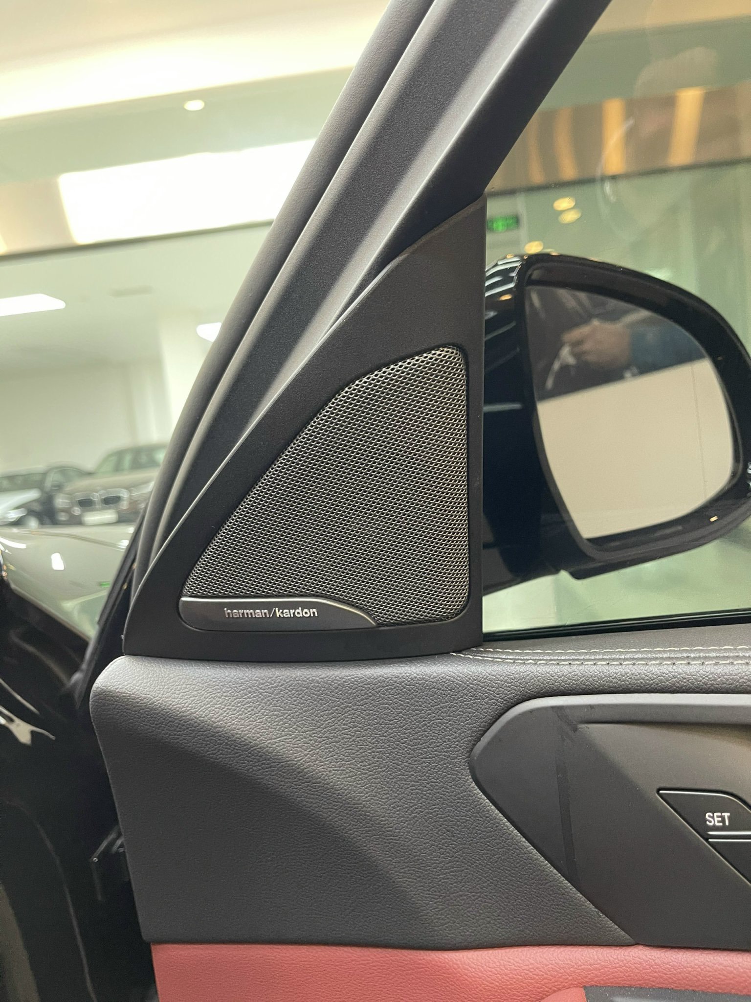 Gương gập điện trên BMW X6 MSport