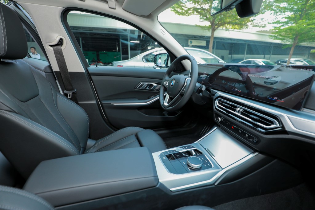 Không gian nội thất hàng ghế trên của BMW 320i SPL LCI 2023.