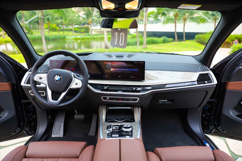 Không gian nội thất trên BMW X7 Pure Excellence 2023.