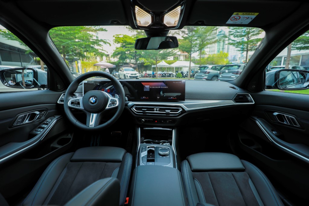 Không gian nội thất BMW 330i M Sport Lci 2023 hoàn toàn mới.
