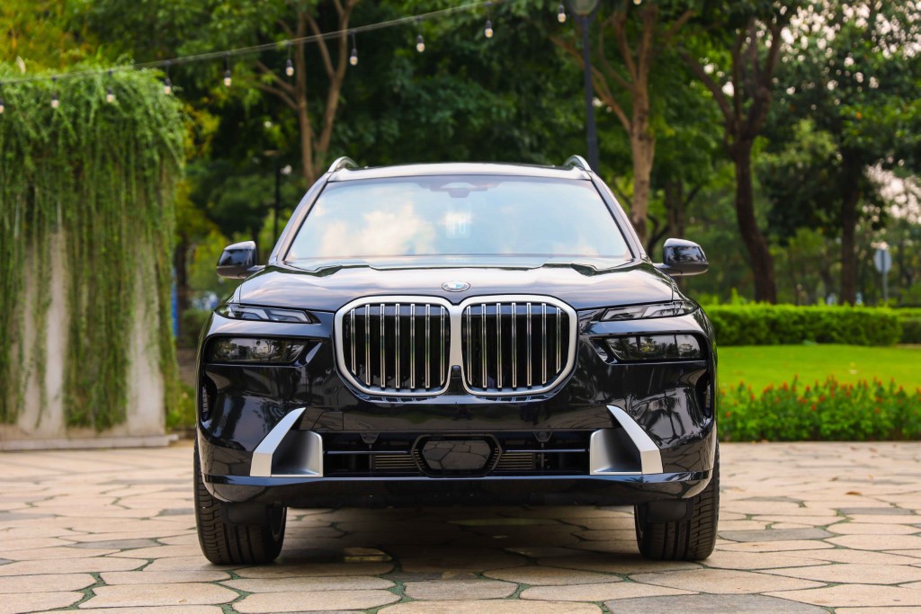 Phía trước đầu xe BMW X7 Pure Excellence LCI 2023.