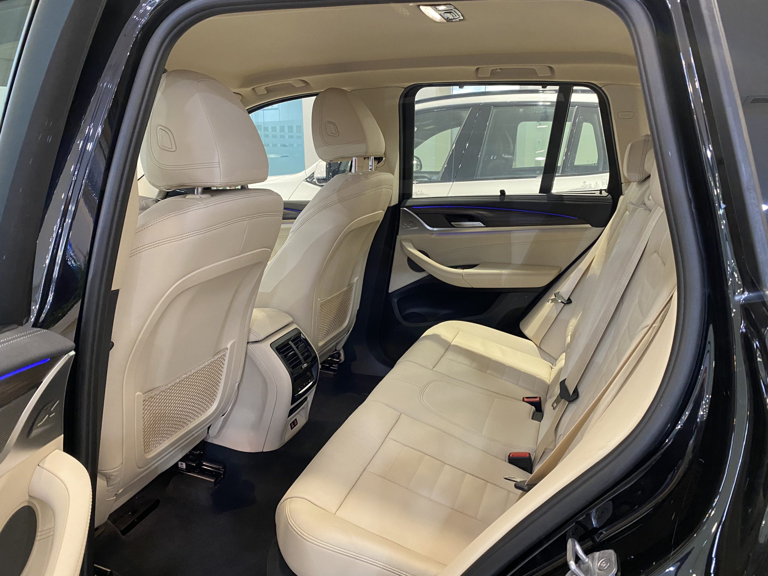 Hàng ghế sau rất rộng trên BMW X3 xDrive.