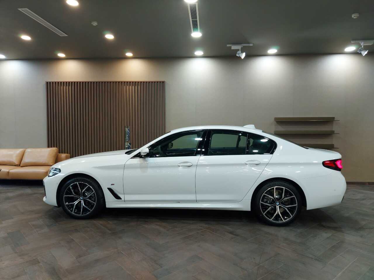 Phần thân xe của BMW 520i M Sport 2021.