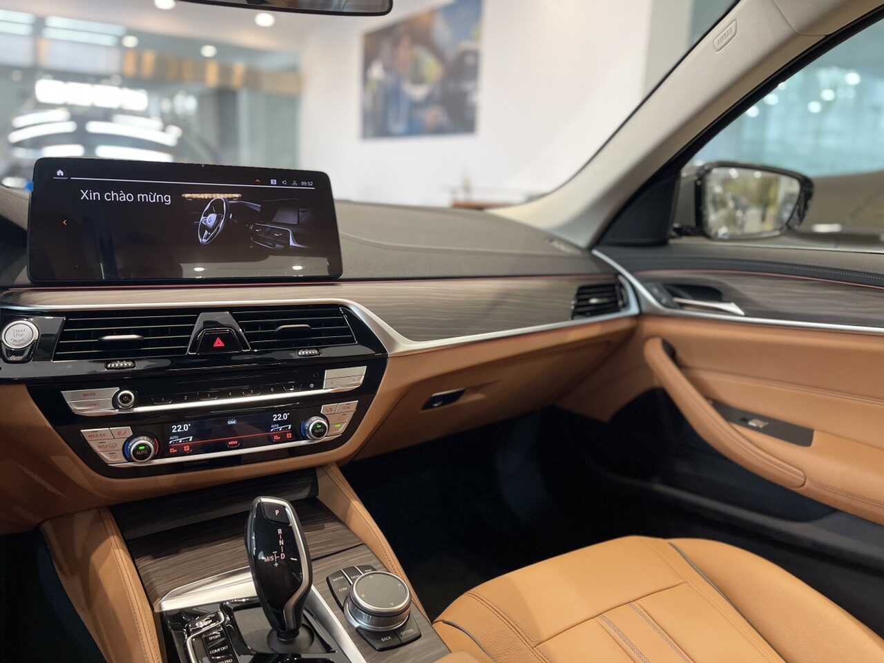 Cần số và nút điều khiển đa phương tiện Idrive trên BMW 520i luxury.