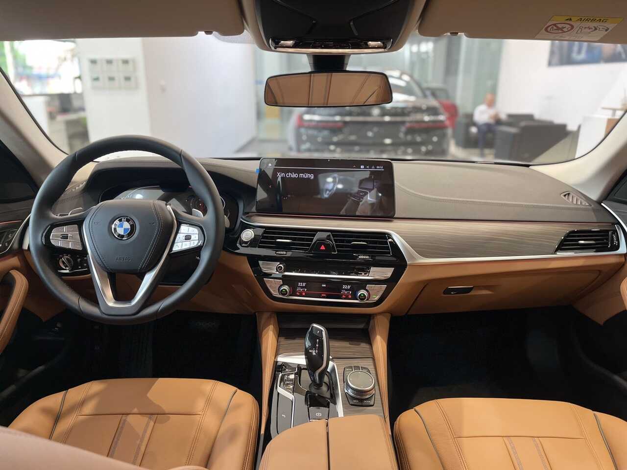 Nội thất BMW 520i Luxury - màu da Cognac.