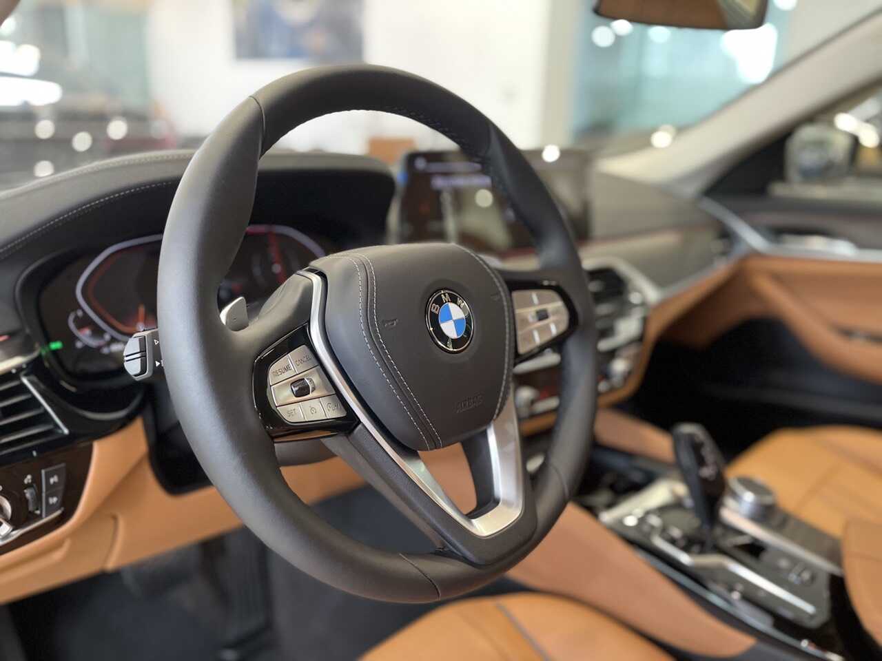Khoang lái BMW 520i luxury 2021.