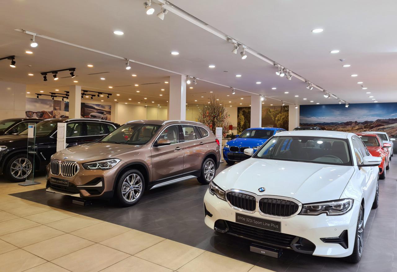 Khu trưng bày xe tại tầng 1 BMW Lê Duẩn.