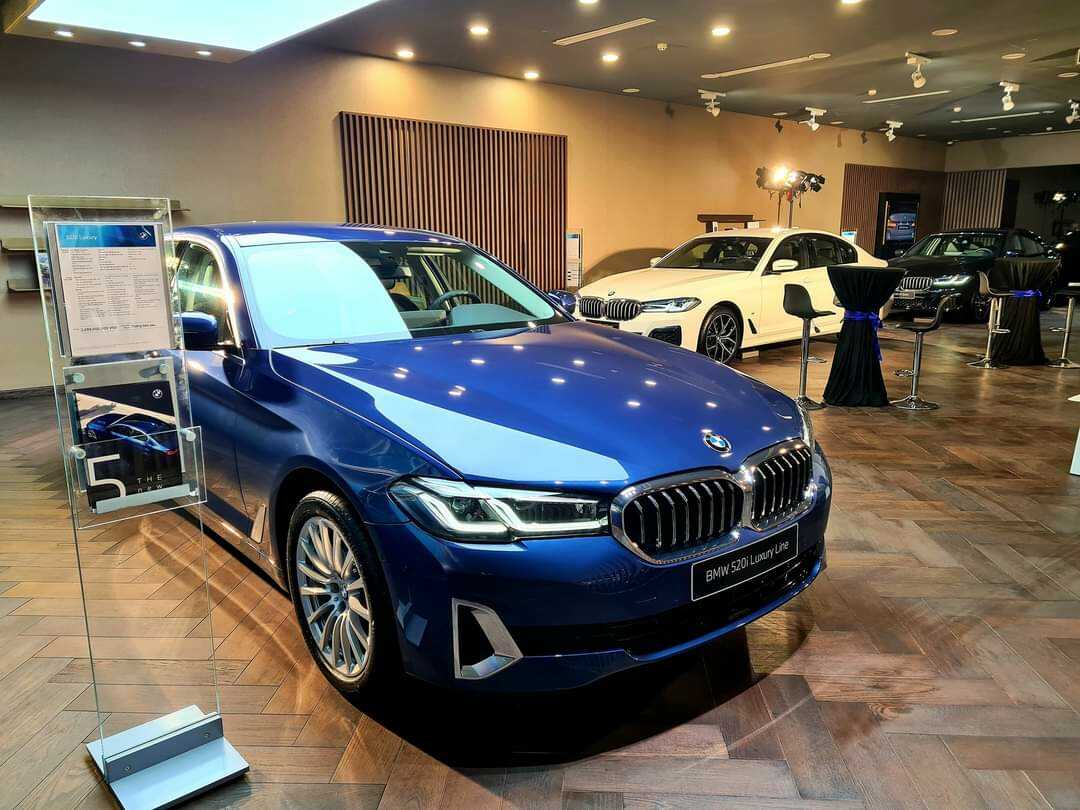 BMW 520i Luxury Line 2021 - màu Phytonic Blue.