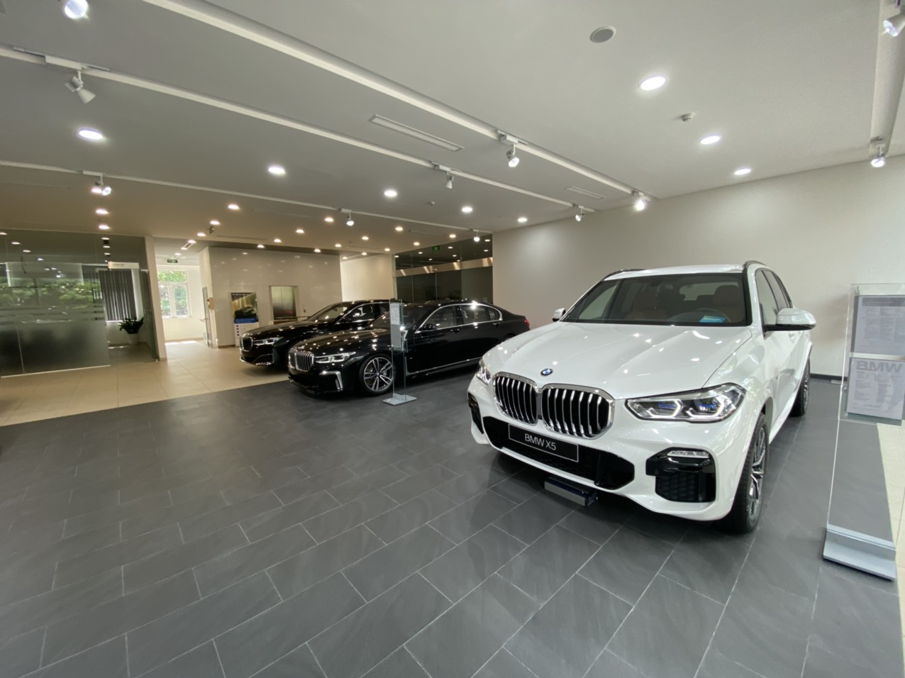 Khu trưng bày các dòng BMW.