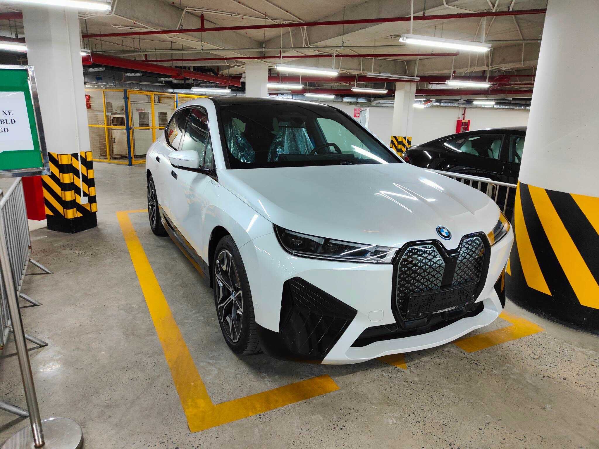 BMW iX  SUV chạy điện có giá từ 228 tỷ đồng tại Malaysia