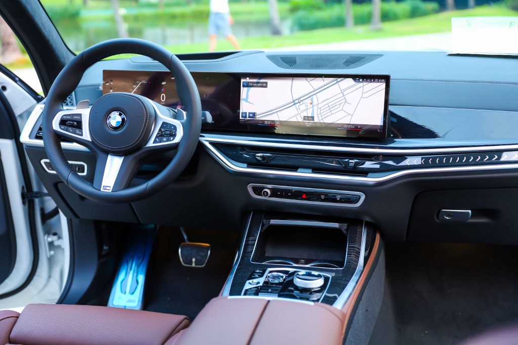 Hệ thống màn hình cũng như hệ điều hành mới OS8 trên BMW X7 LCI.