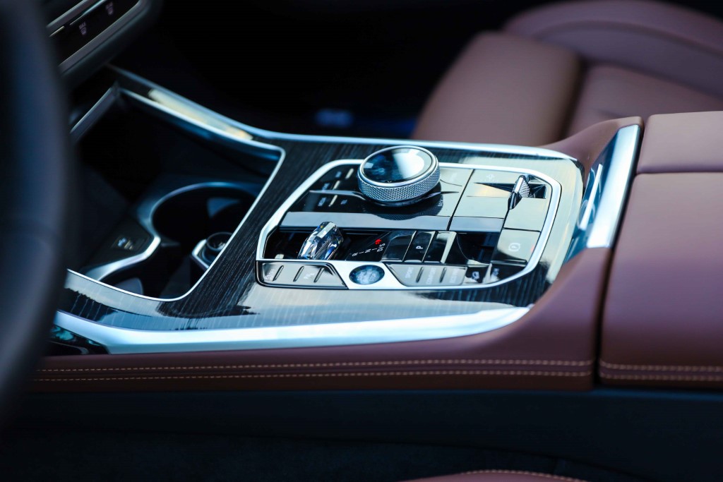 Cụm điều khiển trung tâm mới trên BMW X7.