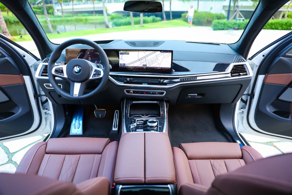Không gian nội thất hoàng toàn mới trên BMW X7 M Sport 2023.